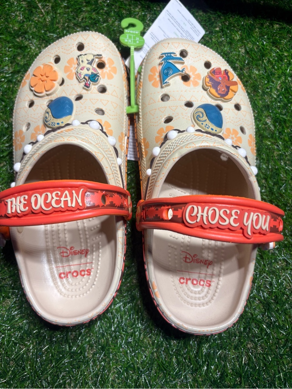 Disney x Crocs Kids Cream & Orange The Ocean Chose You Clog gibits included